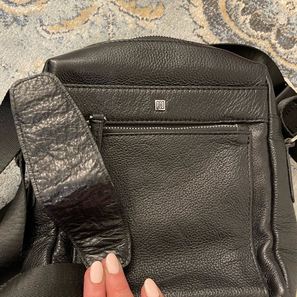 Top quality black genuine leather crossbody bag - Picture 2 of 5